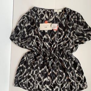 NWT Halston Printed short sleeve blouse